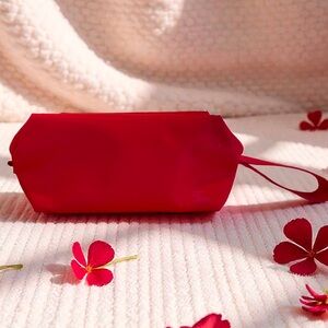 NEW BURBERRY RED TRAVEL CASE COSMETICS MAKEUP BAG ZIPPERED POUCH WITH STRAP